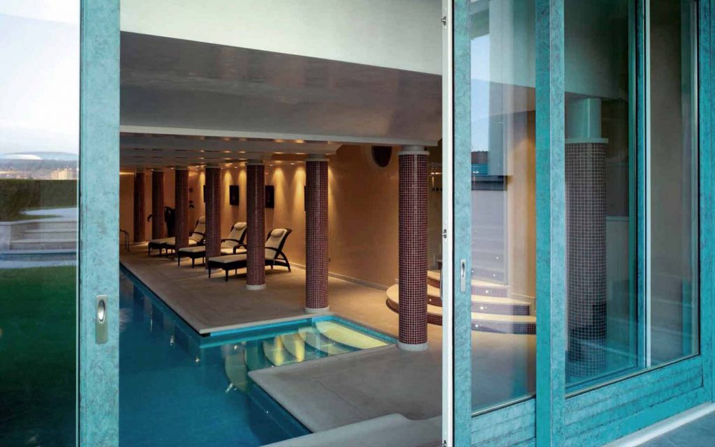 Immagine di copertina di Villa Bergamo con alzante scorrevole finitura bronzo ramato