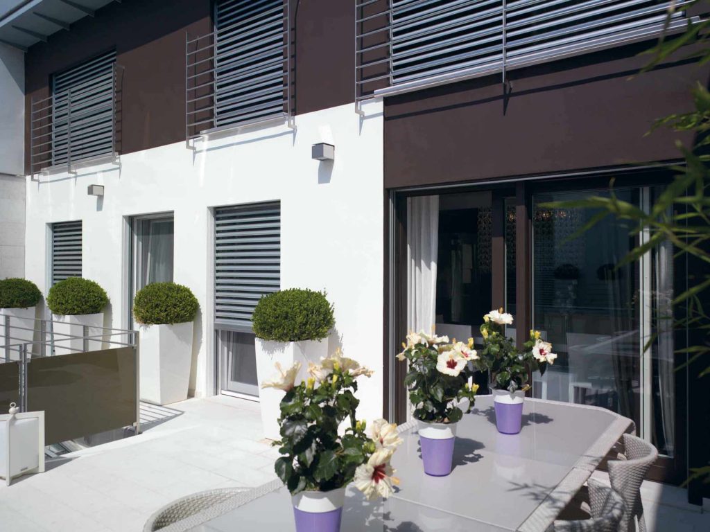 Vista esterna dei serramenti HMW90 con frangisole in alluminio