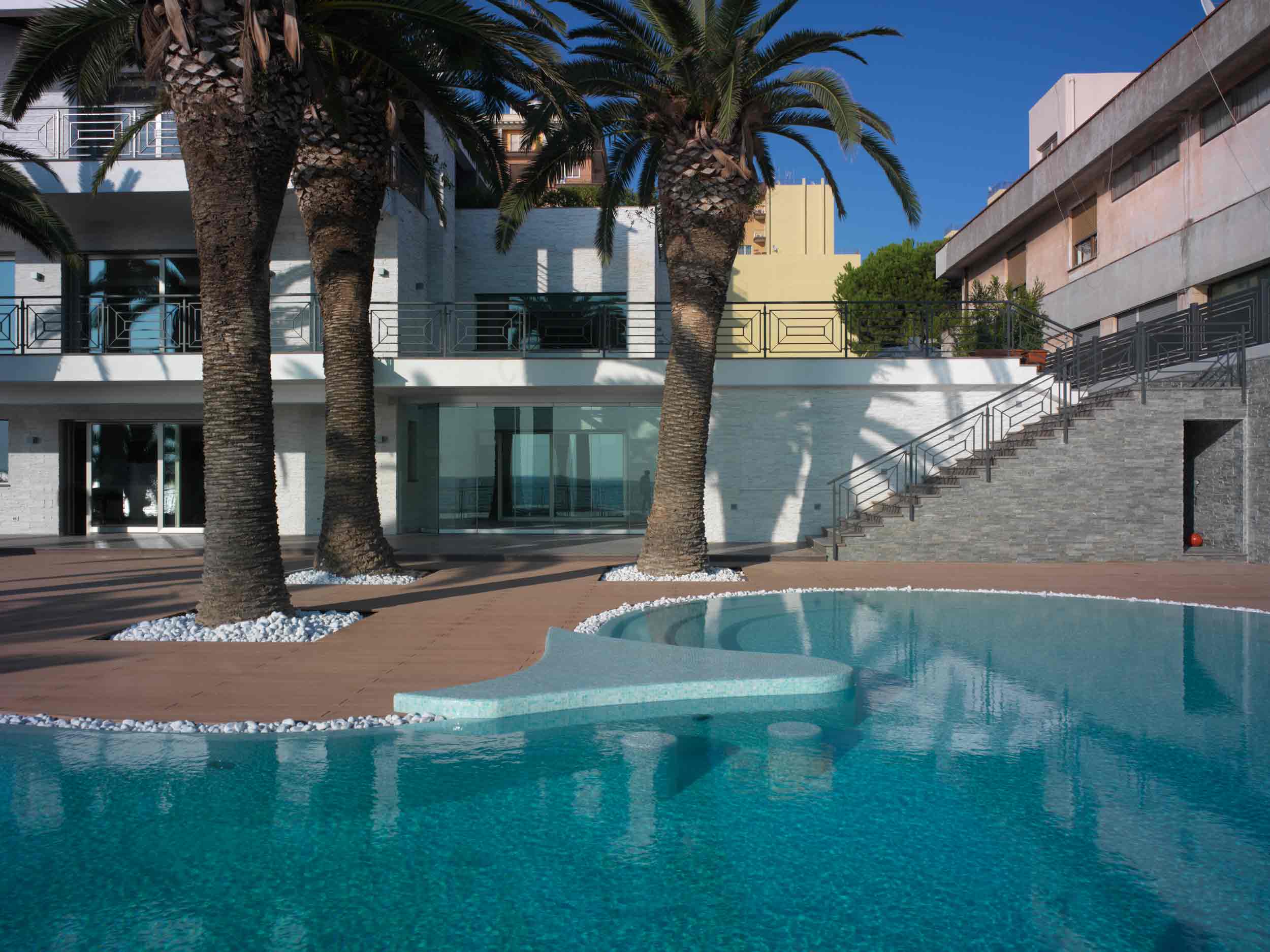 Vista del prospetto principale di Villa Taranto con piscina