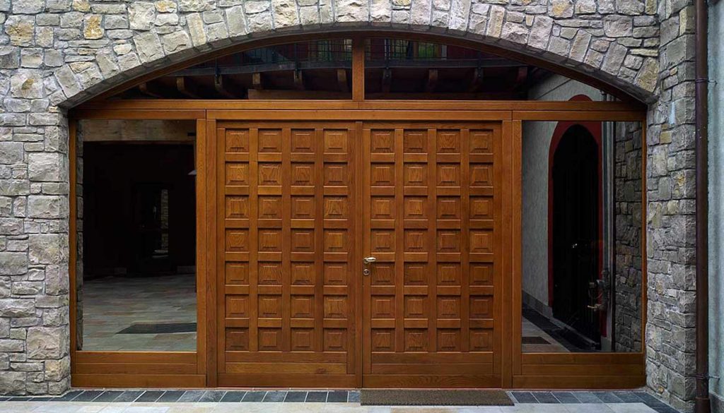 Front view of the double-leaf door with fixed arched windows