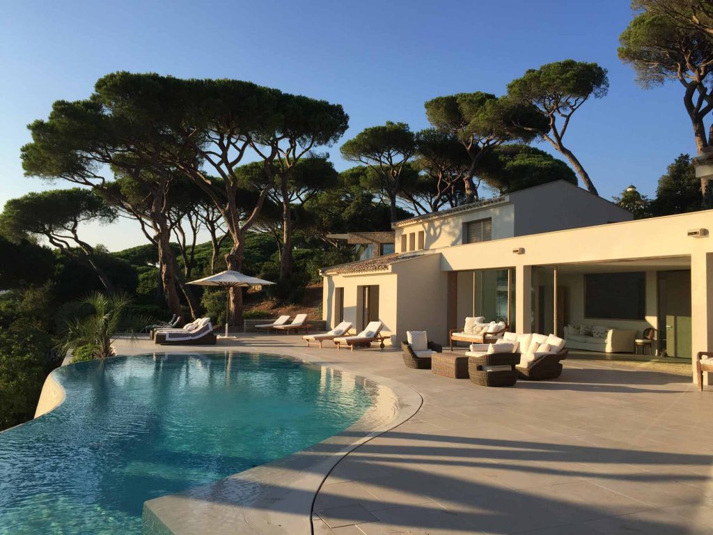 Vista di Villa Saintr Tropez con alzanti scorrevoli in legno Skyline Sliding