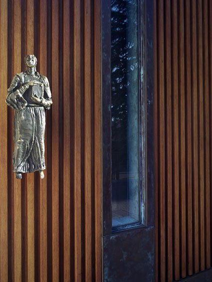 Particolare della maniglia del portone d’ingresso al Tempio Votivo della Pace