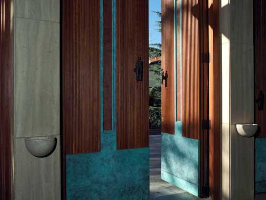Vista del portone d’ingresso con dettagli in bronzo ramato al Tempio Votivo della Pace
