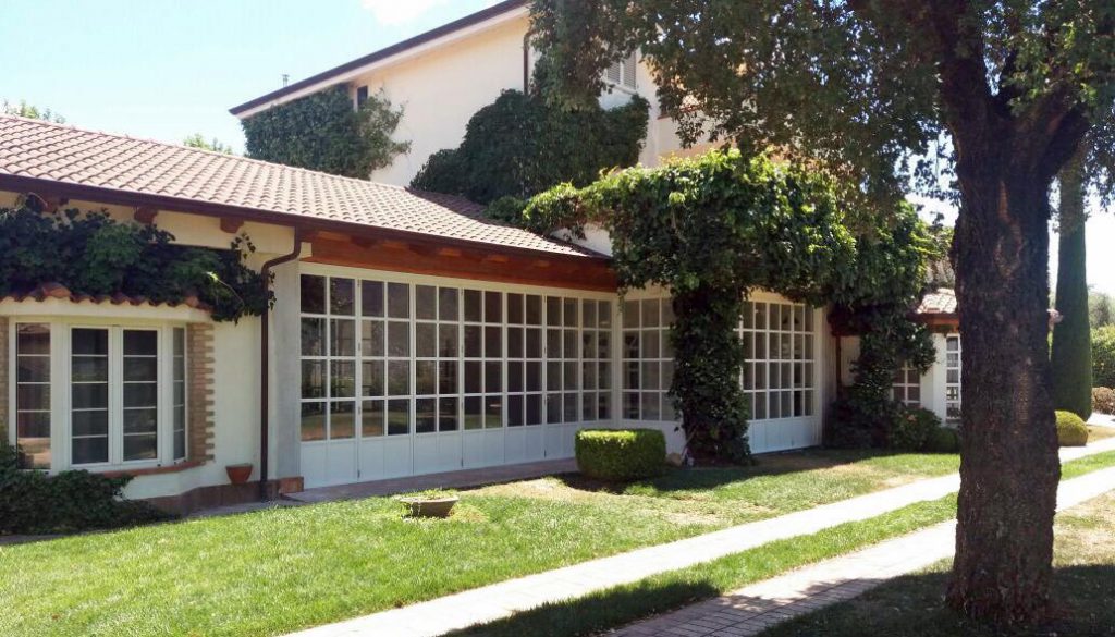 Vista della facciata principale di Villa Salerno con serramento a libro Skyline Bifold