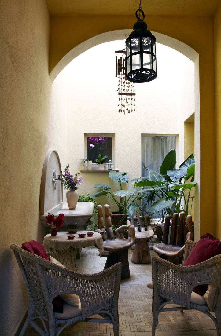 Dettaglio del cortile interno dell’Hotel Egadi