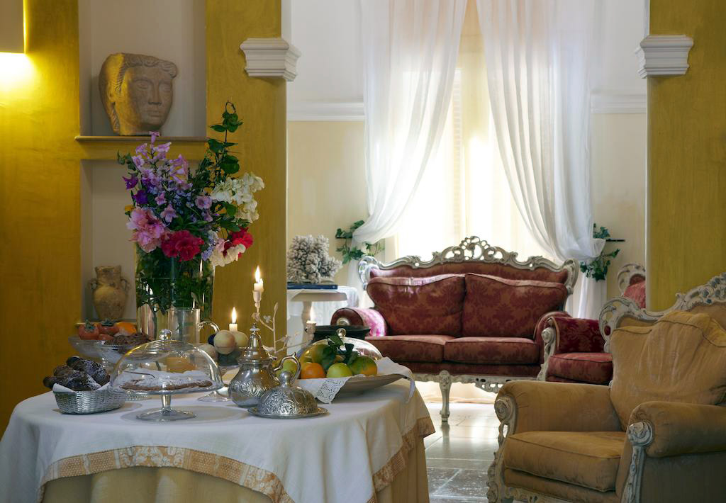 Interno della sala da pranzo dell’Hotel Egadi