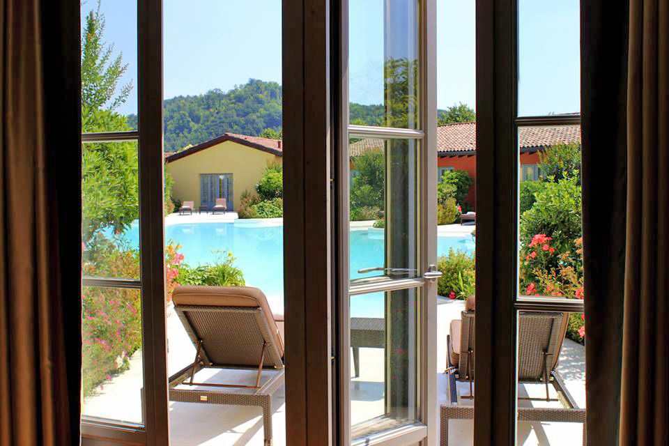 Dettaglio delle portefinestre in legno HW92 laccate di grigio