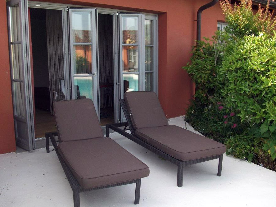 Esterno delle portefinestre in legno HW92 laccate di grigio