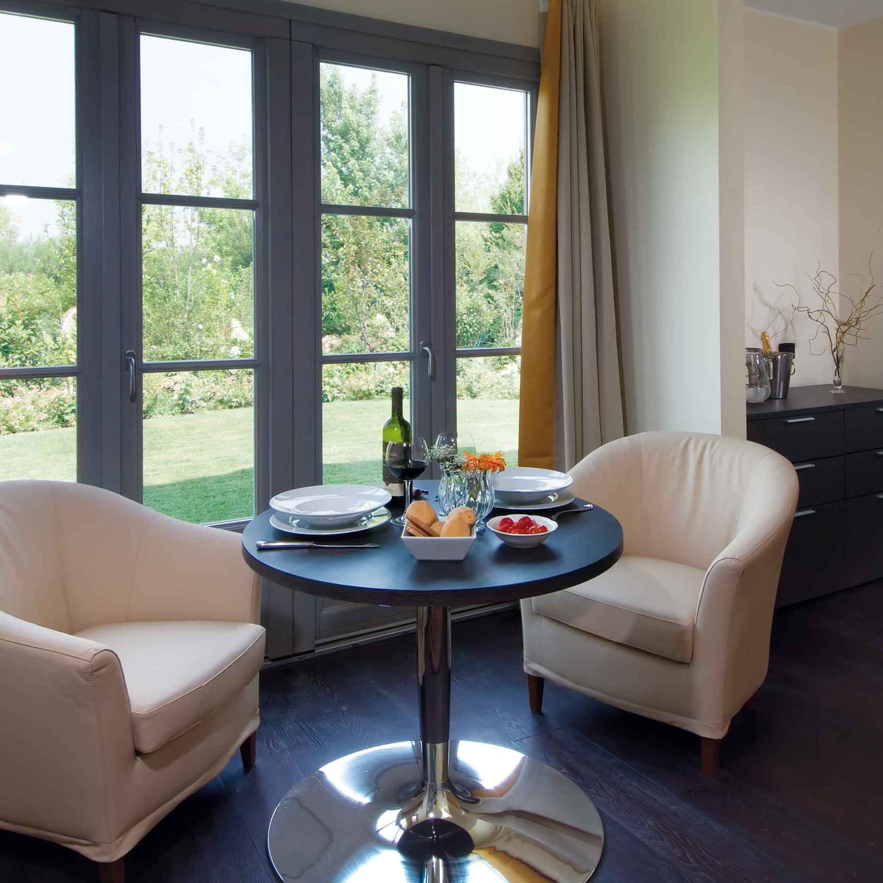 Zona colazione con Portefinestre in legno HW92