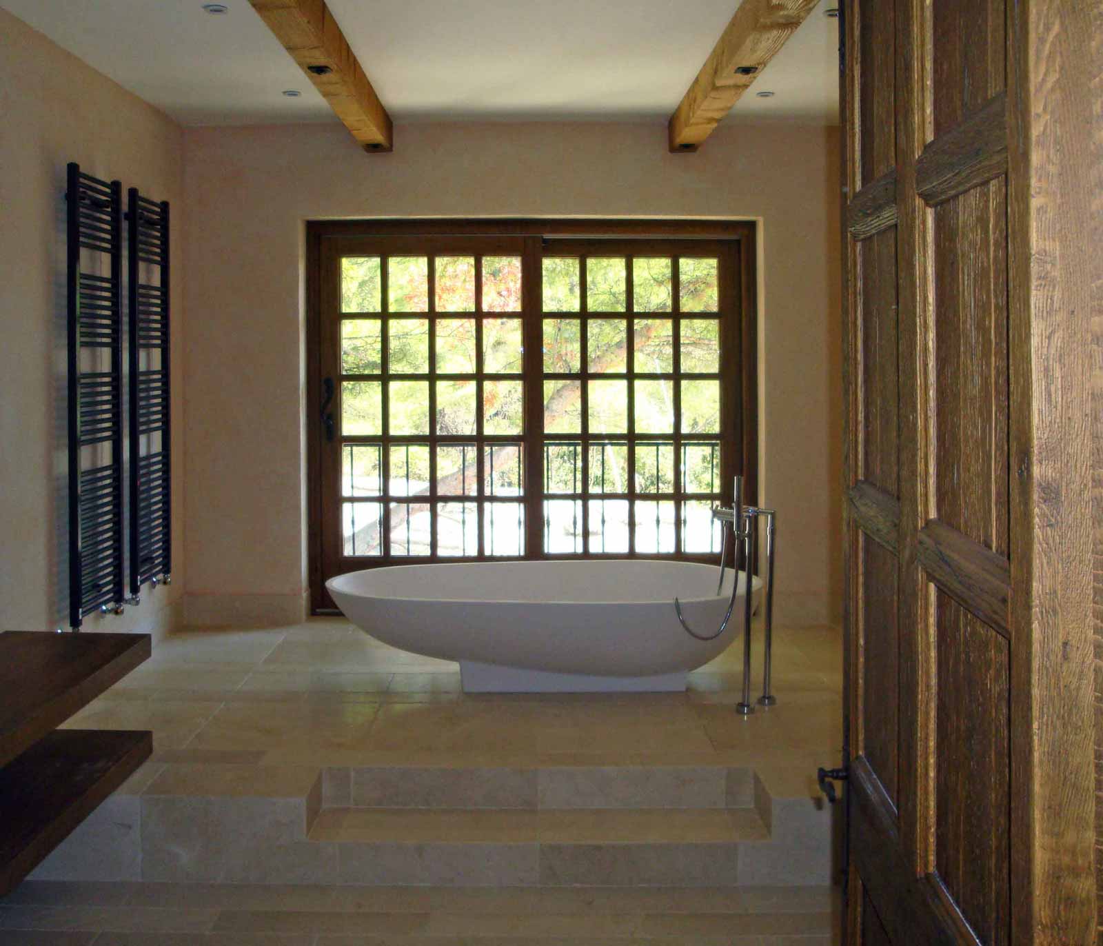 Vista del bagno con finestre in legno di una camera del Crimea Breeze Residence