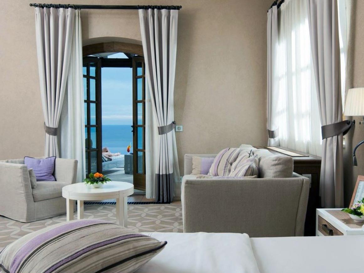 Vista della camera da letto di una stanza del Crimea Breeze Residence