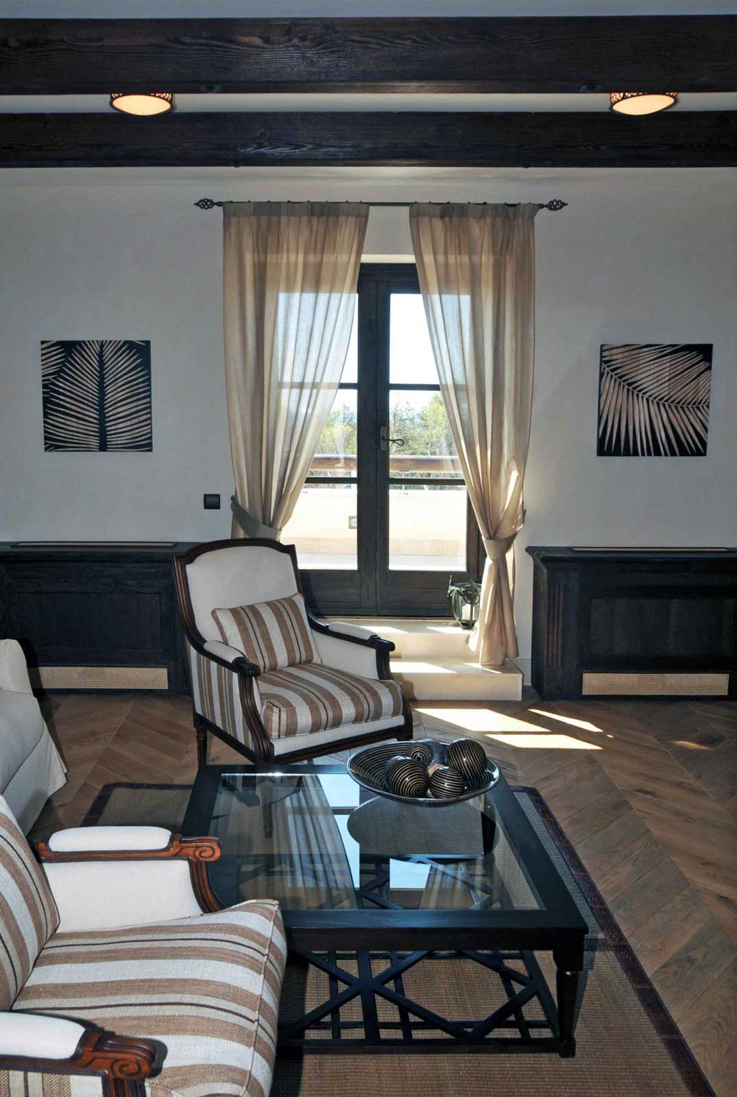 Vista del salotto con porta finestra in legno di una camera del Crimea Breeze