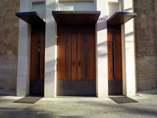 Entrata principale del Tempio Votivo della pace con porte in legno custom