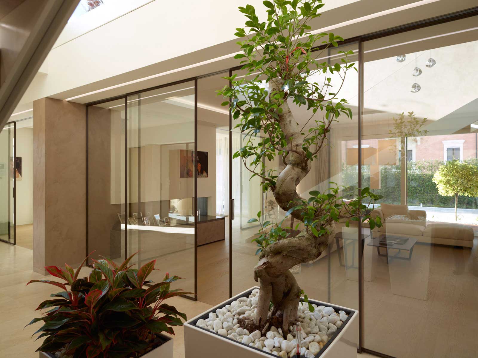 Dettagli dei serramenti scorrevoli in vetro di Villa Modena