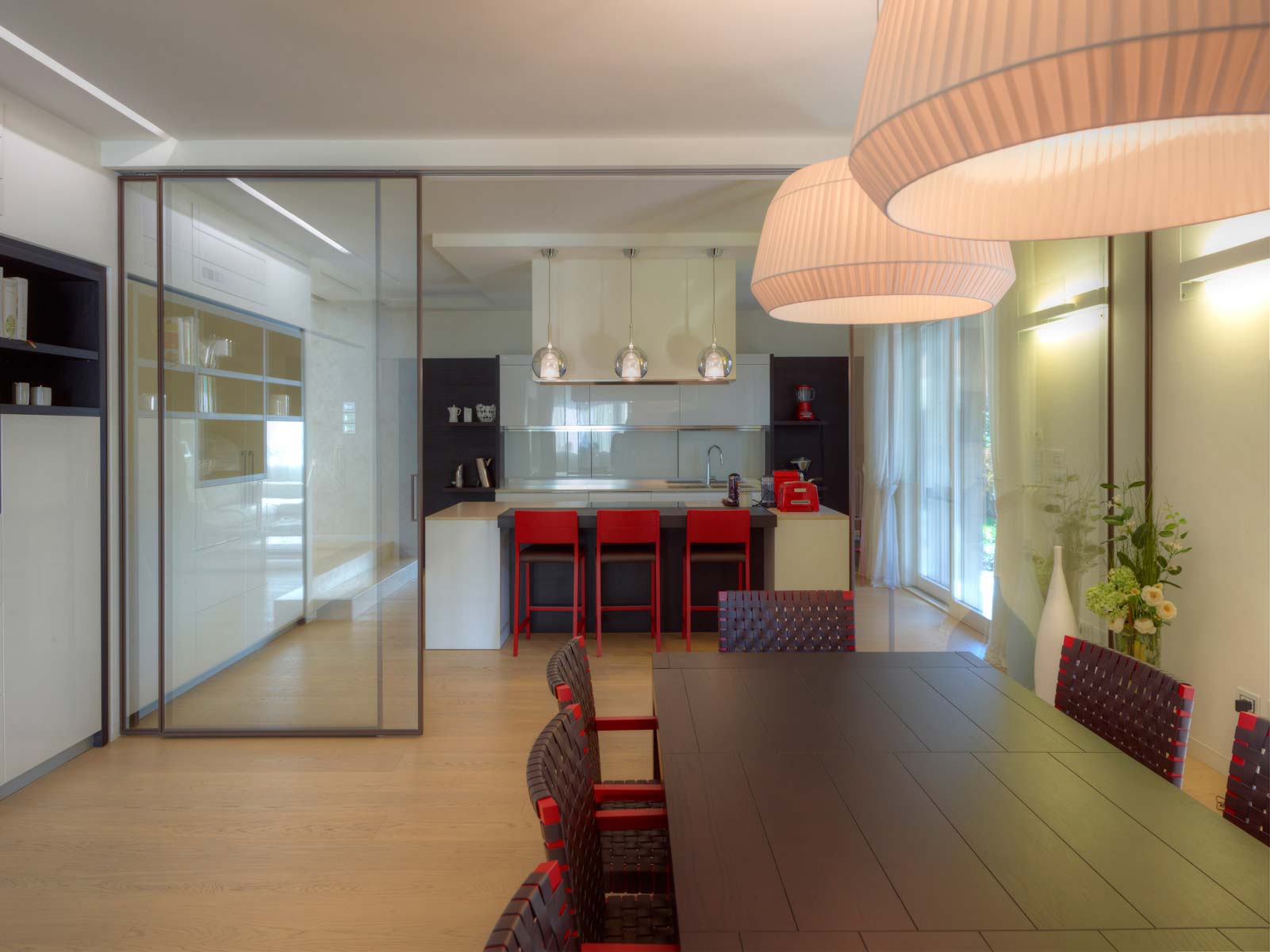 Open space con porte interne scorrevoli in vetro