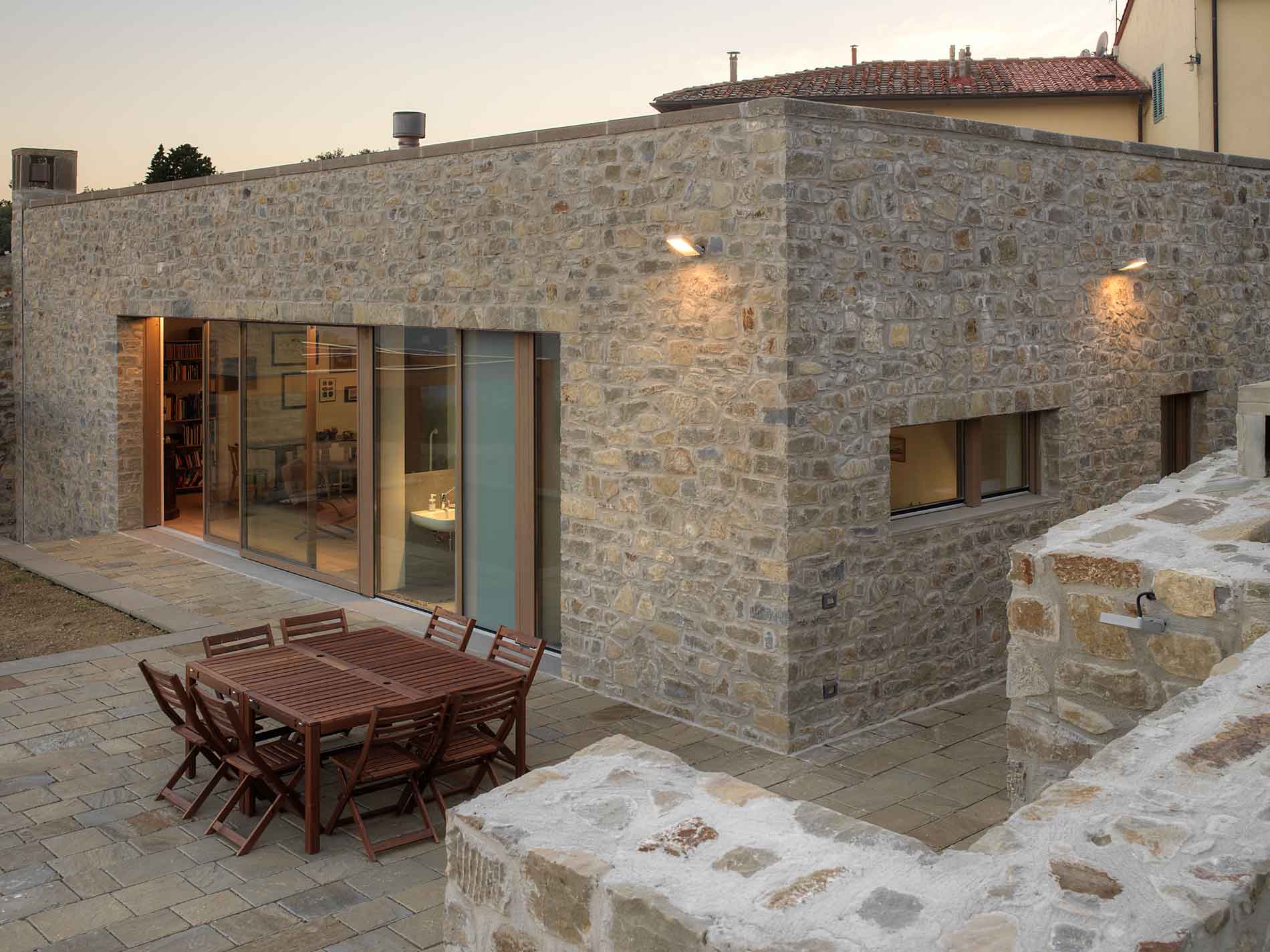 Villa Firenze, vista serale dello spazio esterno