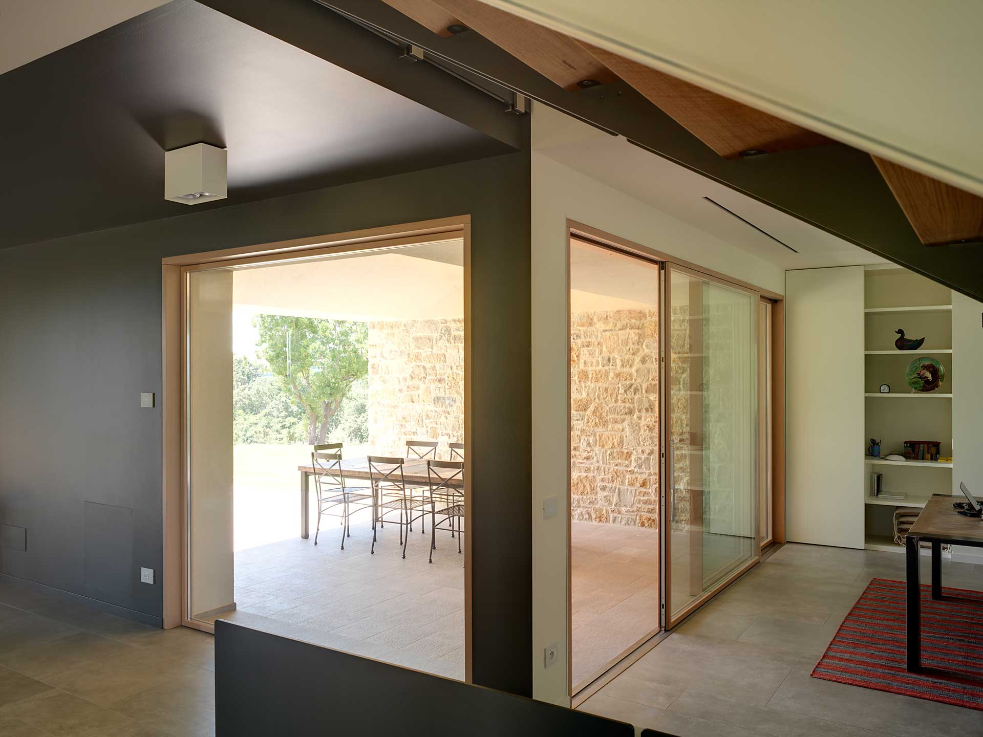 Villa Pisa, vista dell’alzante scorrevole aperto e della vetrata fissa