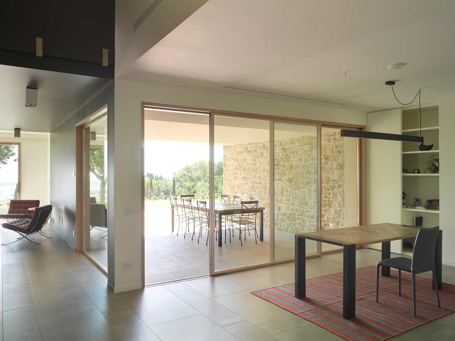 Villa Pisa, vista dell’alzante scorrevole aperto nell’area studio