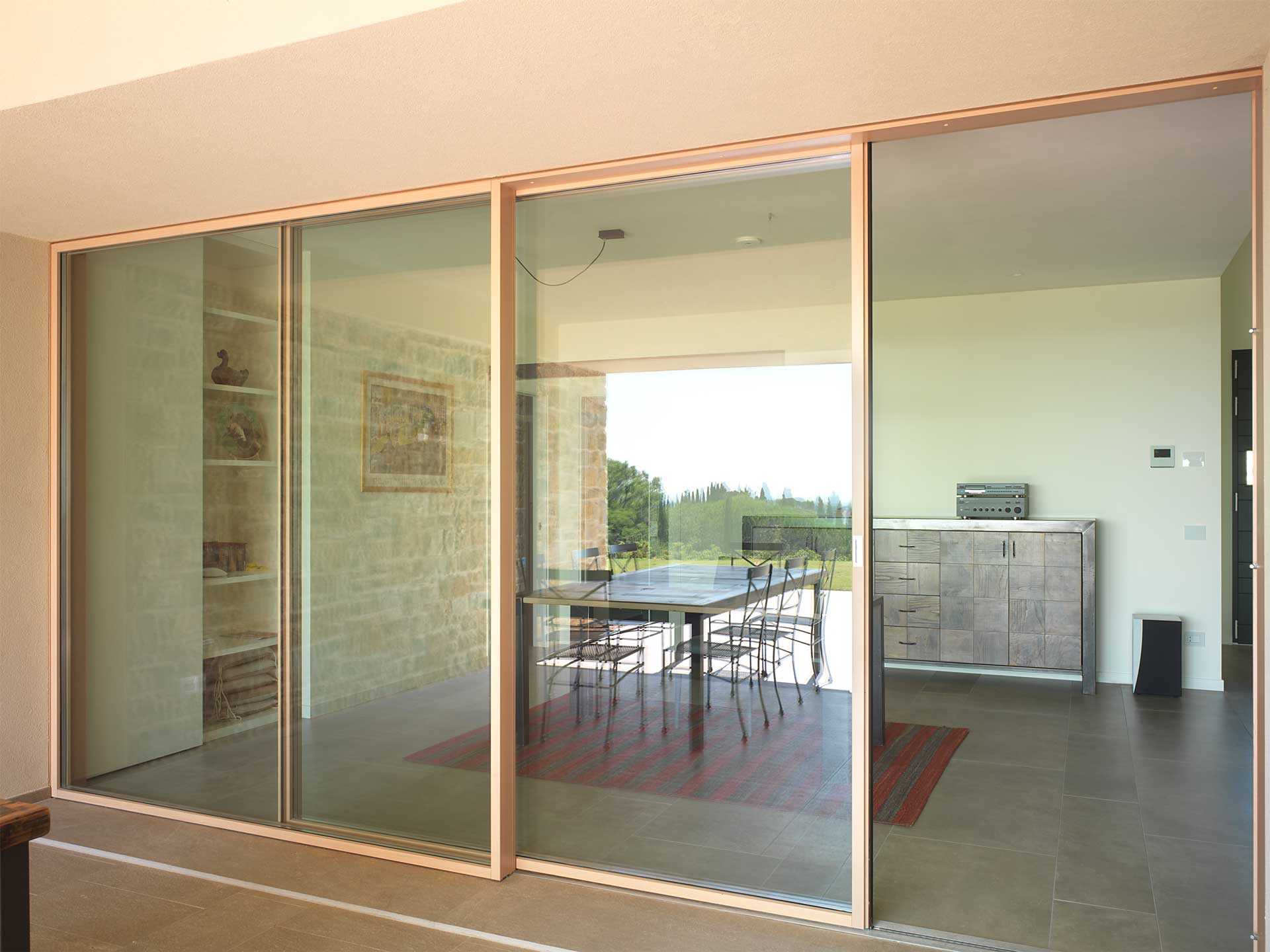 Villa Pisa, vista esterna dell’alzante scorrevole Skyline Minimal Frames