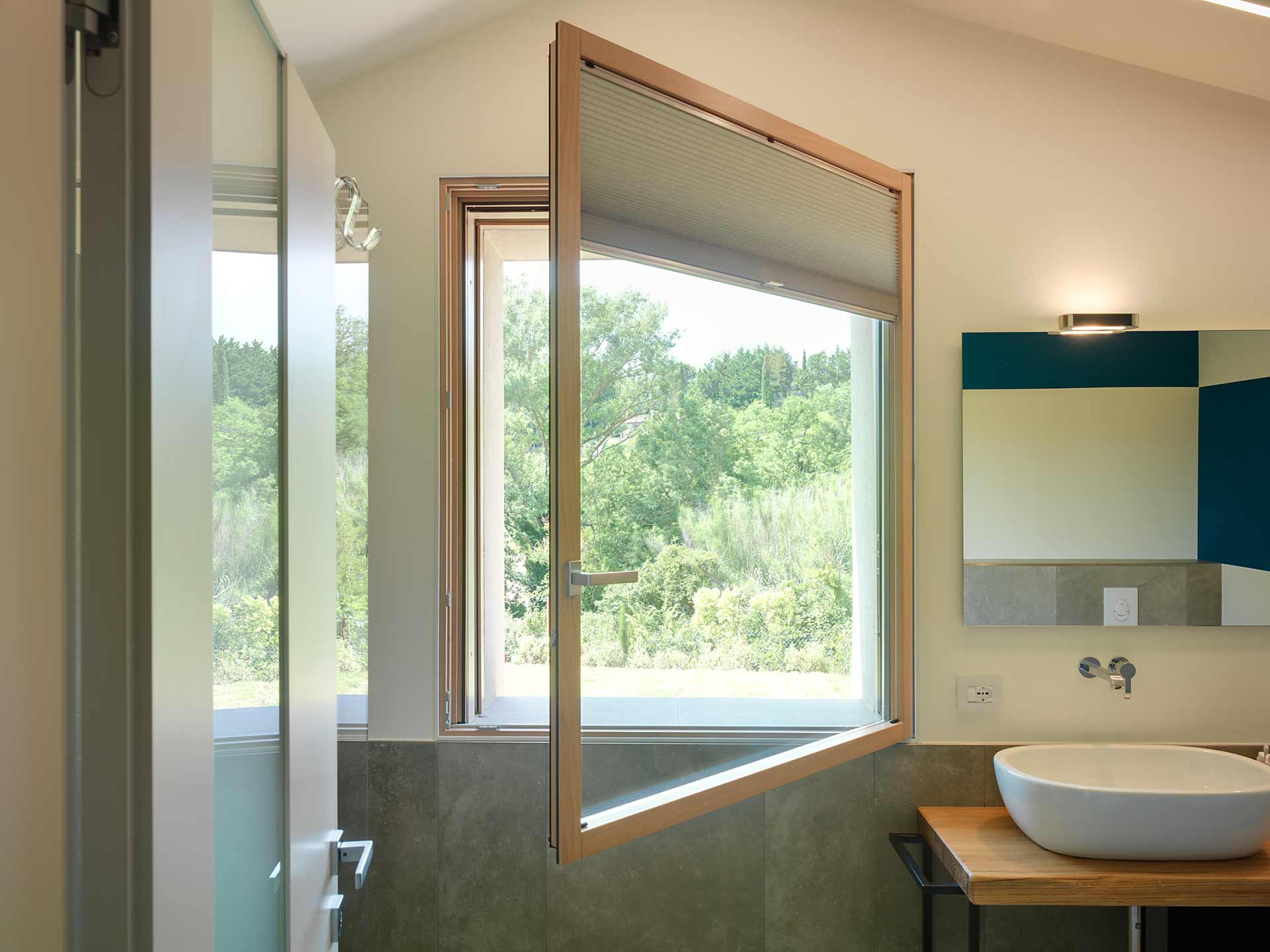 Villa Pisa, vista della finestra del bagno aperta