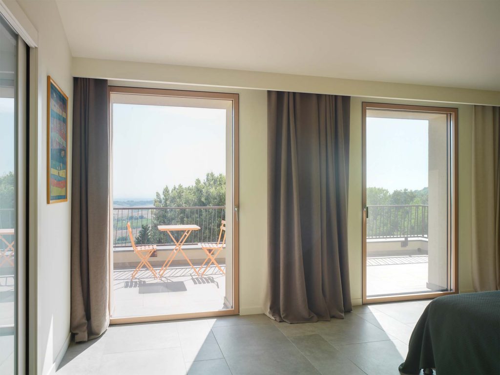 Villa Pisa, vista delle porta finestre Skyline della camera matrimoniale