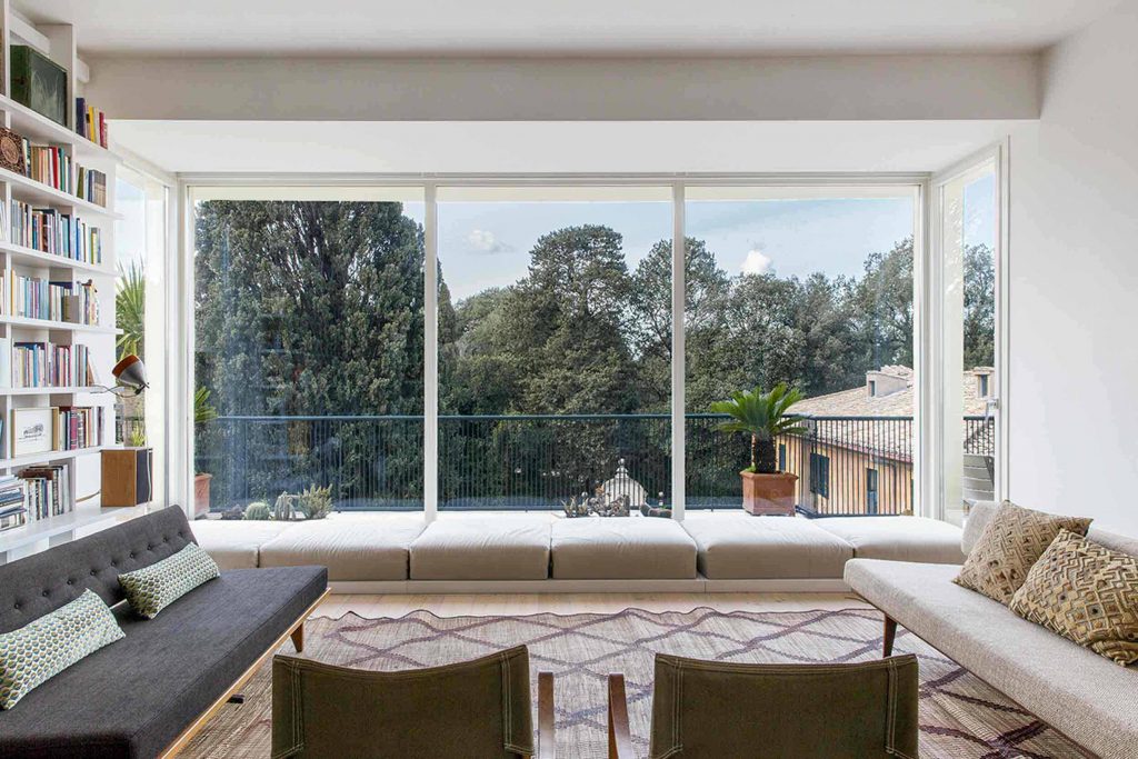 Villa Roma con vetrate fisse in legno laccato bianco Skyline