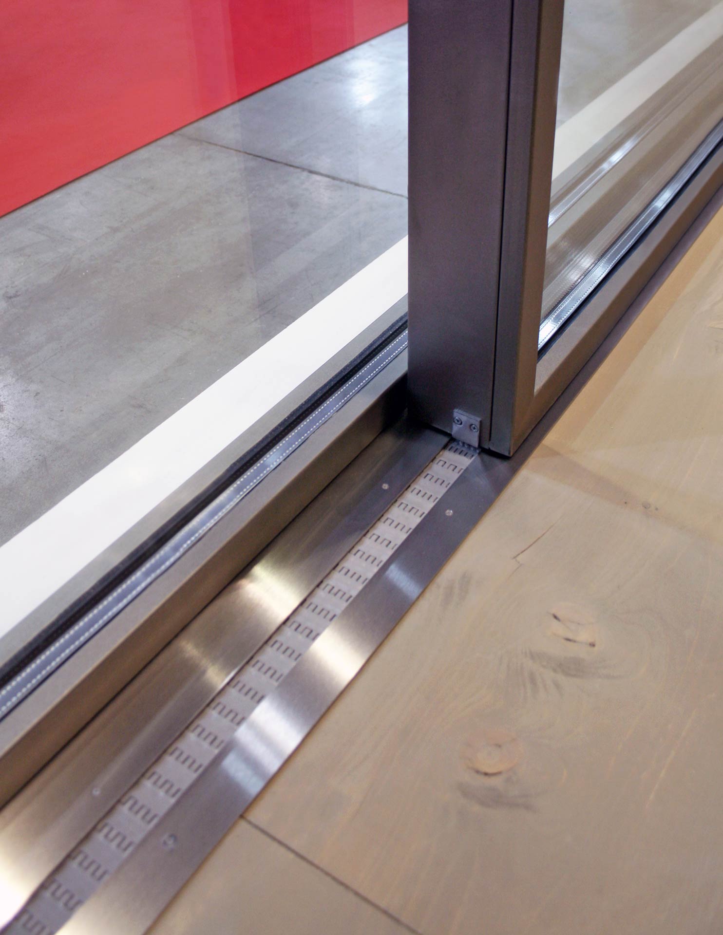 Dettaglio della guida incassata dell’alzante Skyline Drive in acciaio