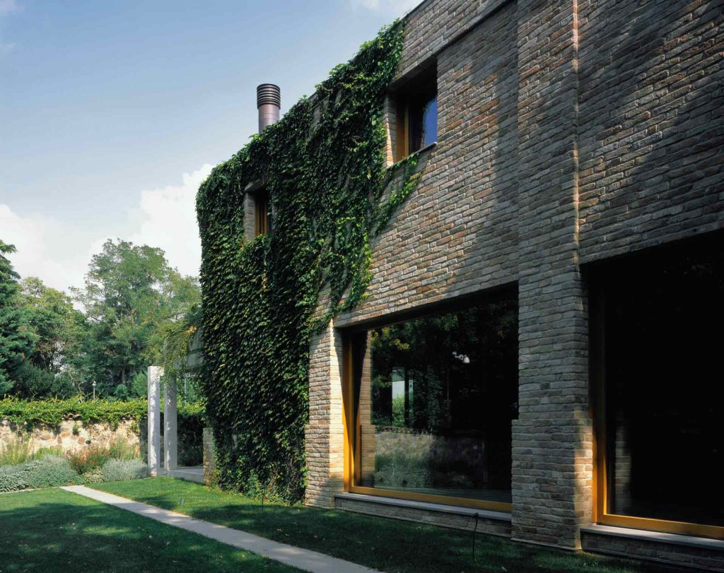 Villa Parma, prospetto in mattoni e vetrate fisse Euro 68