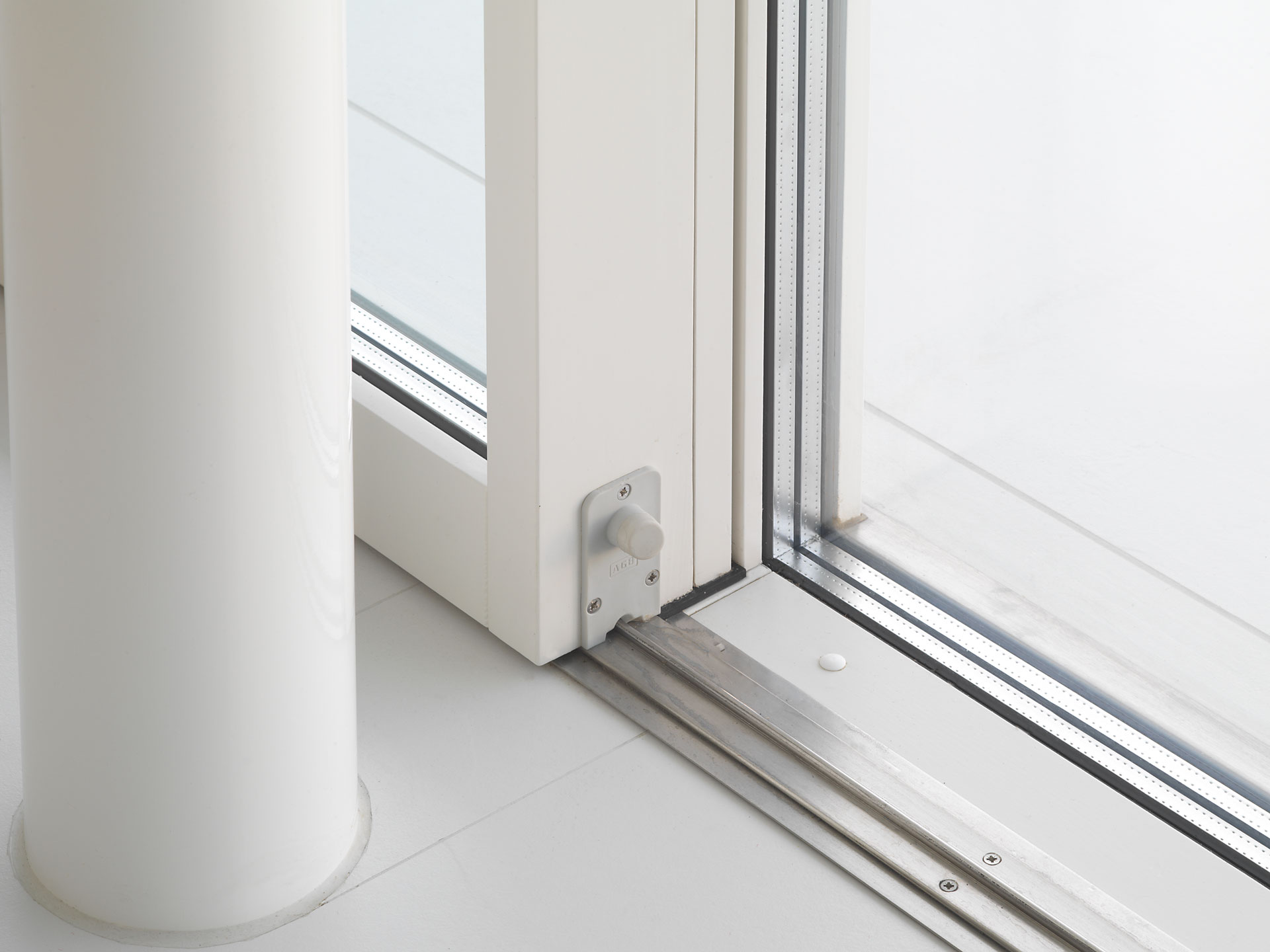 Villa Verona, dettaglio della guida bassa in alluminio dello Skyline Sliding