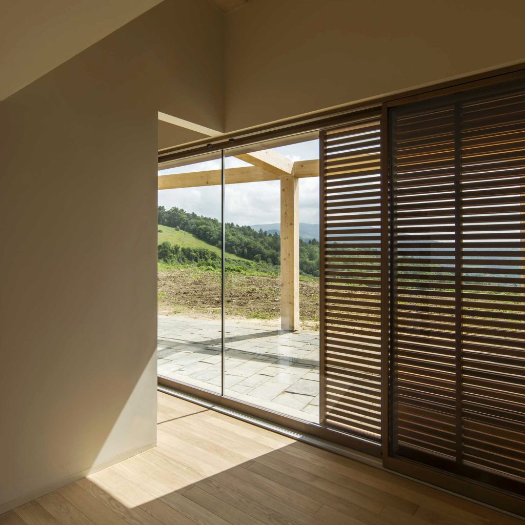 Frangisole scorrevole in legno a doghe abbinato al serramento Skyline Sliding
