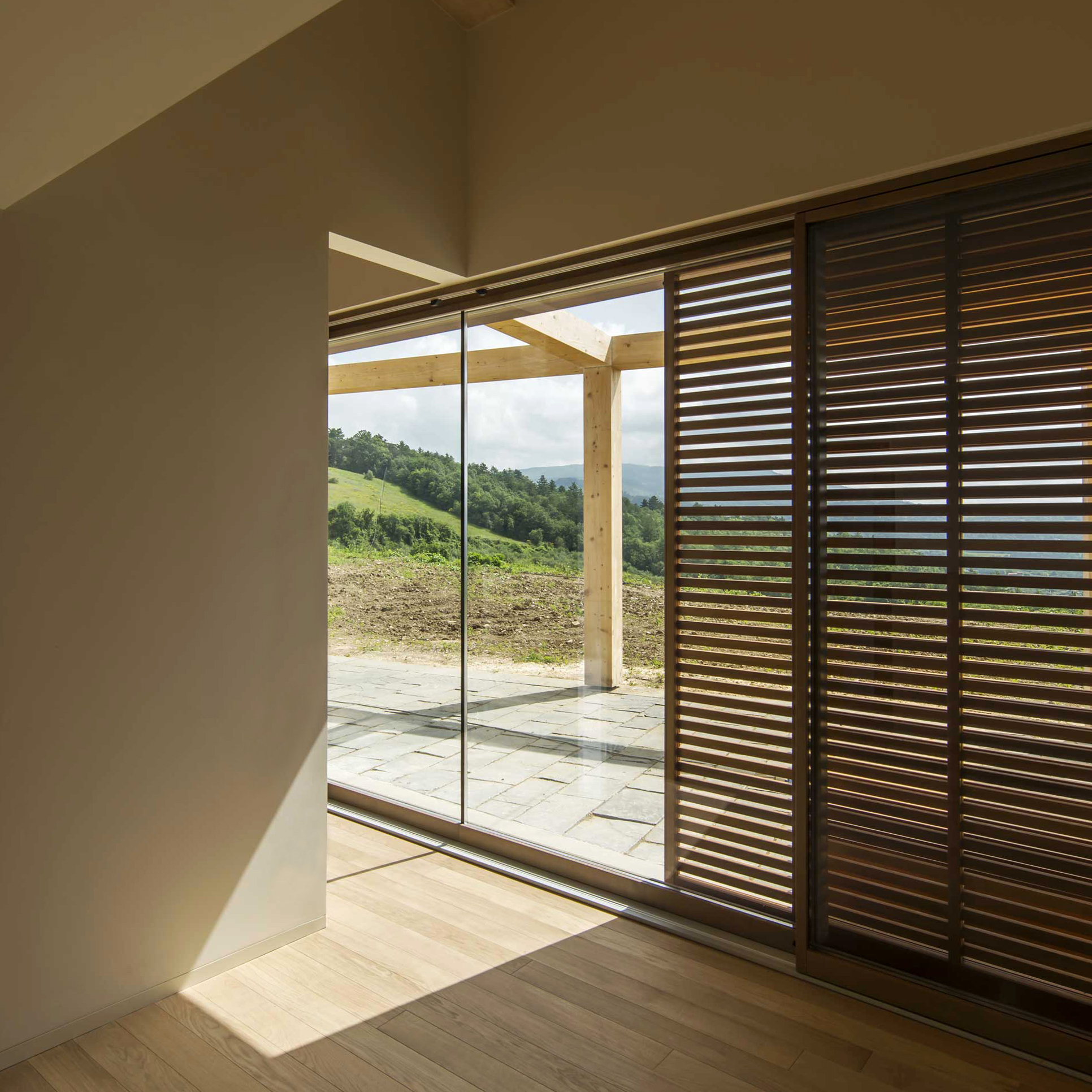 Frangisole scorrevole in legno a doghe abbinato al serramento Skyline Sliding