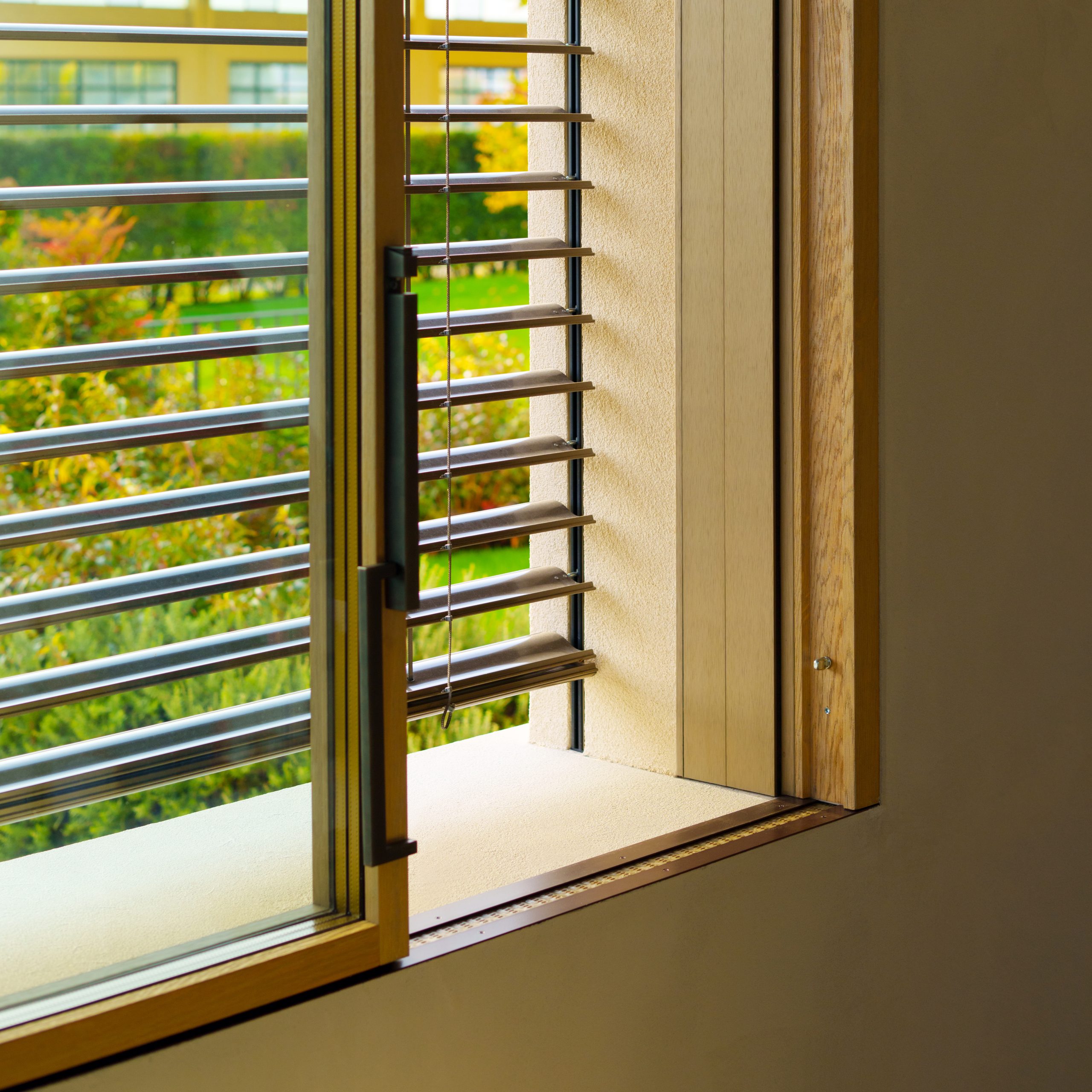 Frangisole con cordina abbinato ad un alzante scorrevole formato finestra