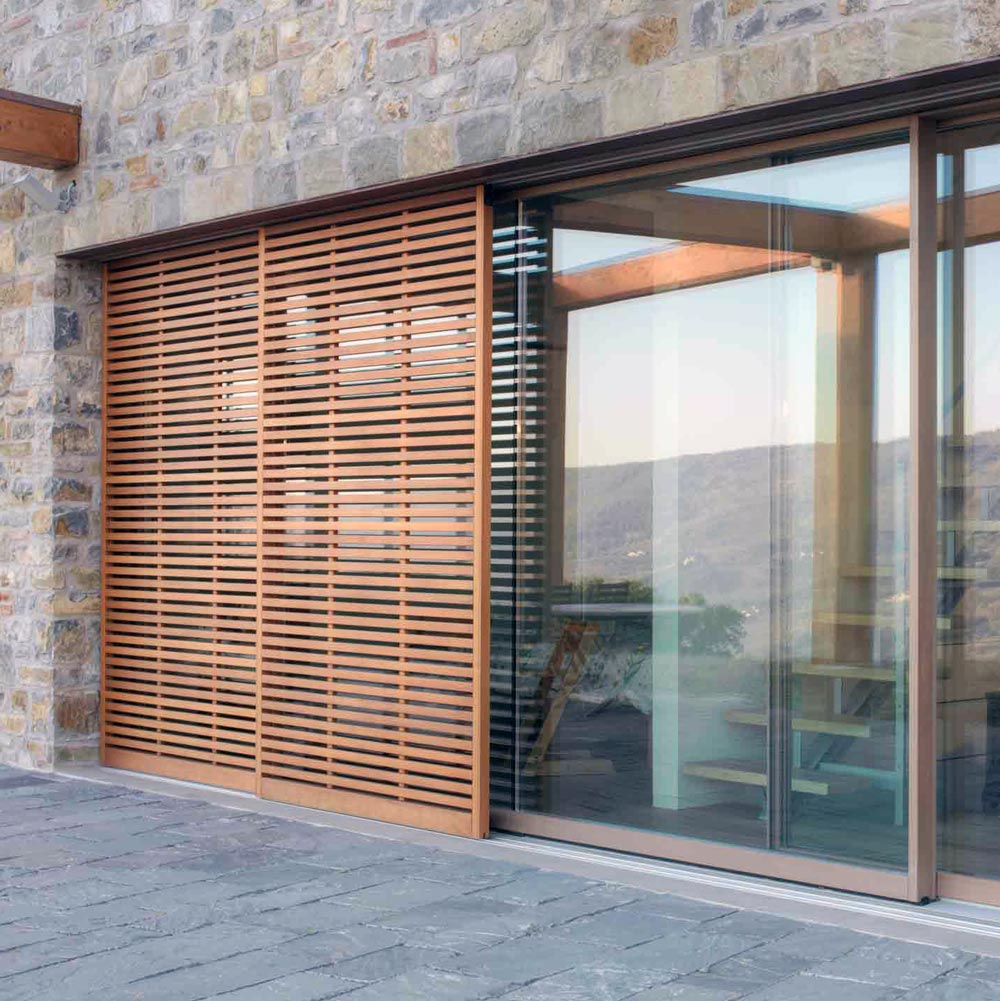 Vista di un frangisole scorrevole a doghe in legno