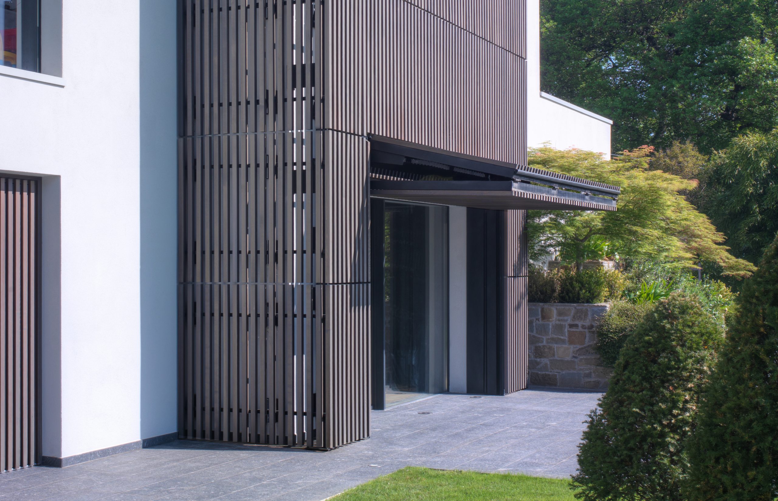 Frangisole a ginocchiera con rivestimento in legno su misura