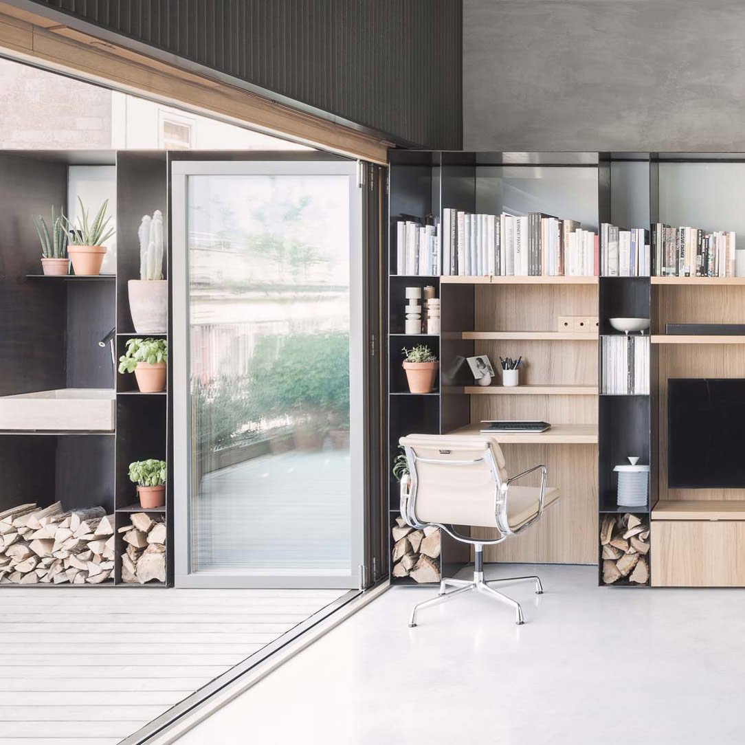 Serramento a libro HW80SL in meranti bicolore