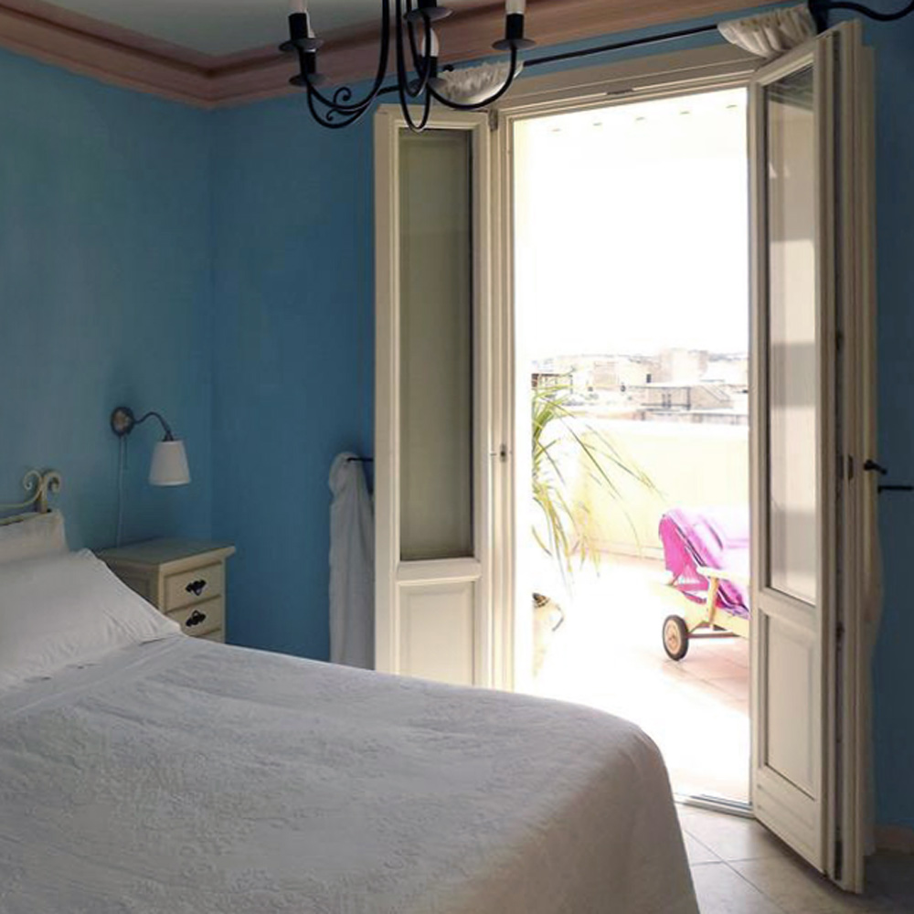 Vue d'une porte française Euro 68 en bois laqué blanc