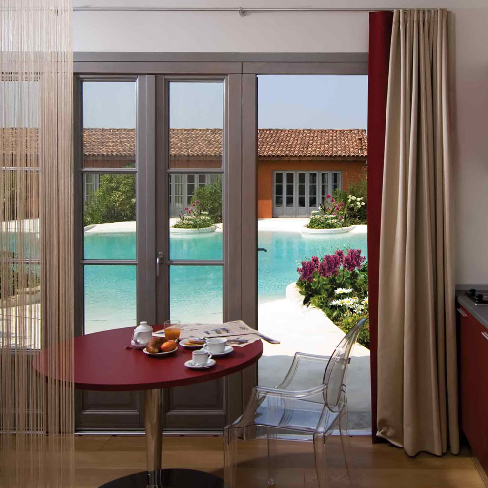 Vista frontale di un serramento a porta finestra HW92