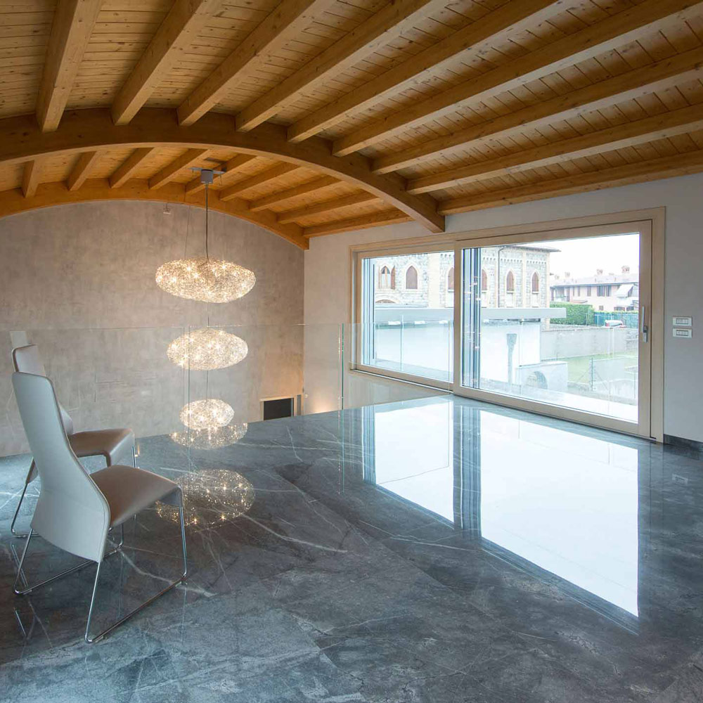 Vista di un interno con alzante scorrevole in legno e rivestimento in alluminio