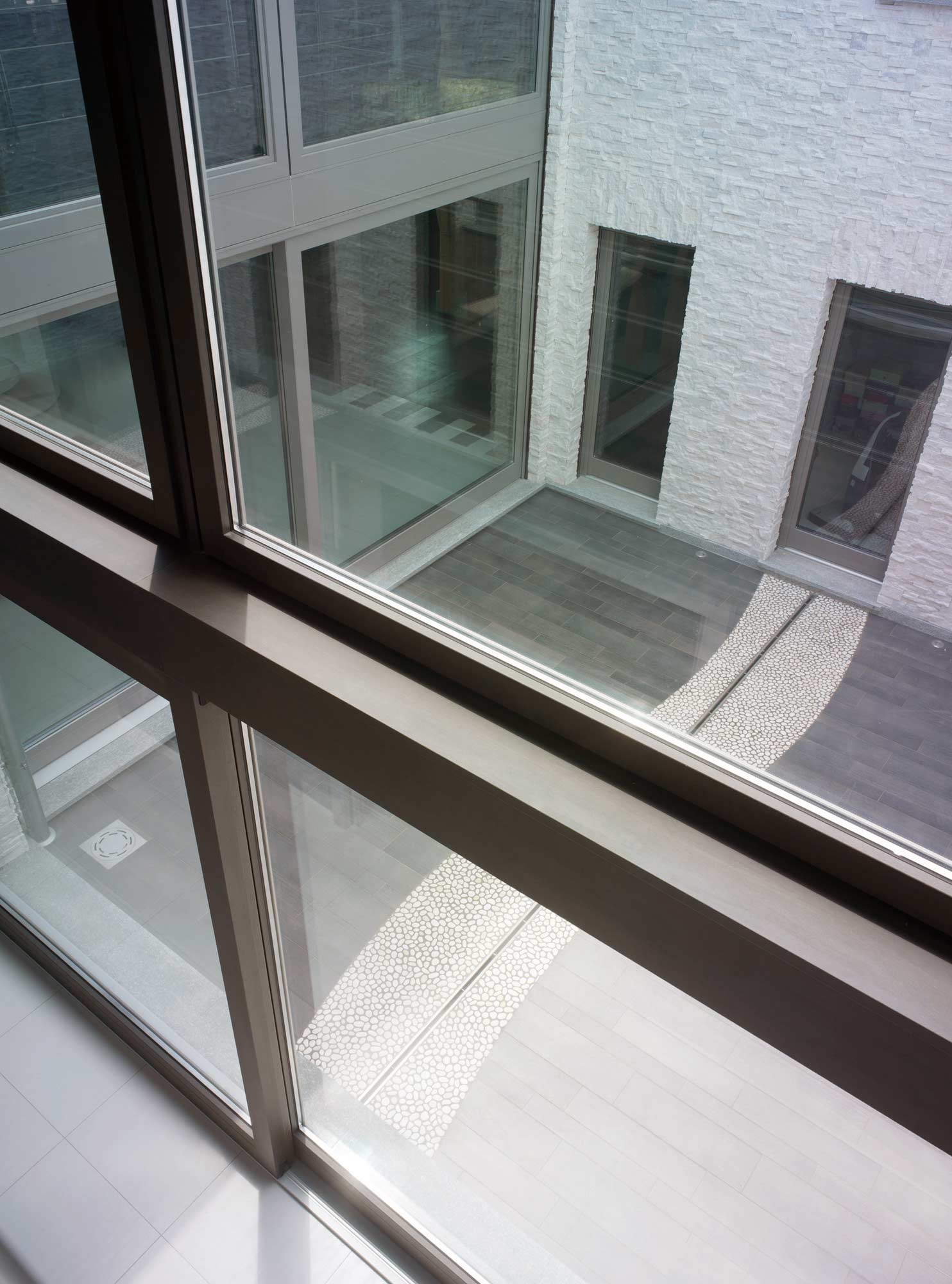 Dettaglio di vetrate fisse con sopraluce HMW120