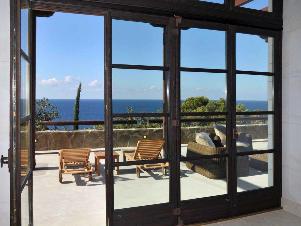 serramenti-in-legno-villa-mare