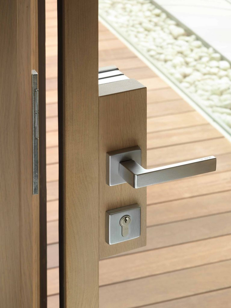 Dettaglio della maniglia linea Prestigio su una porta d'ingresso Skyline Entrance Door