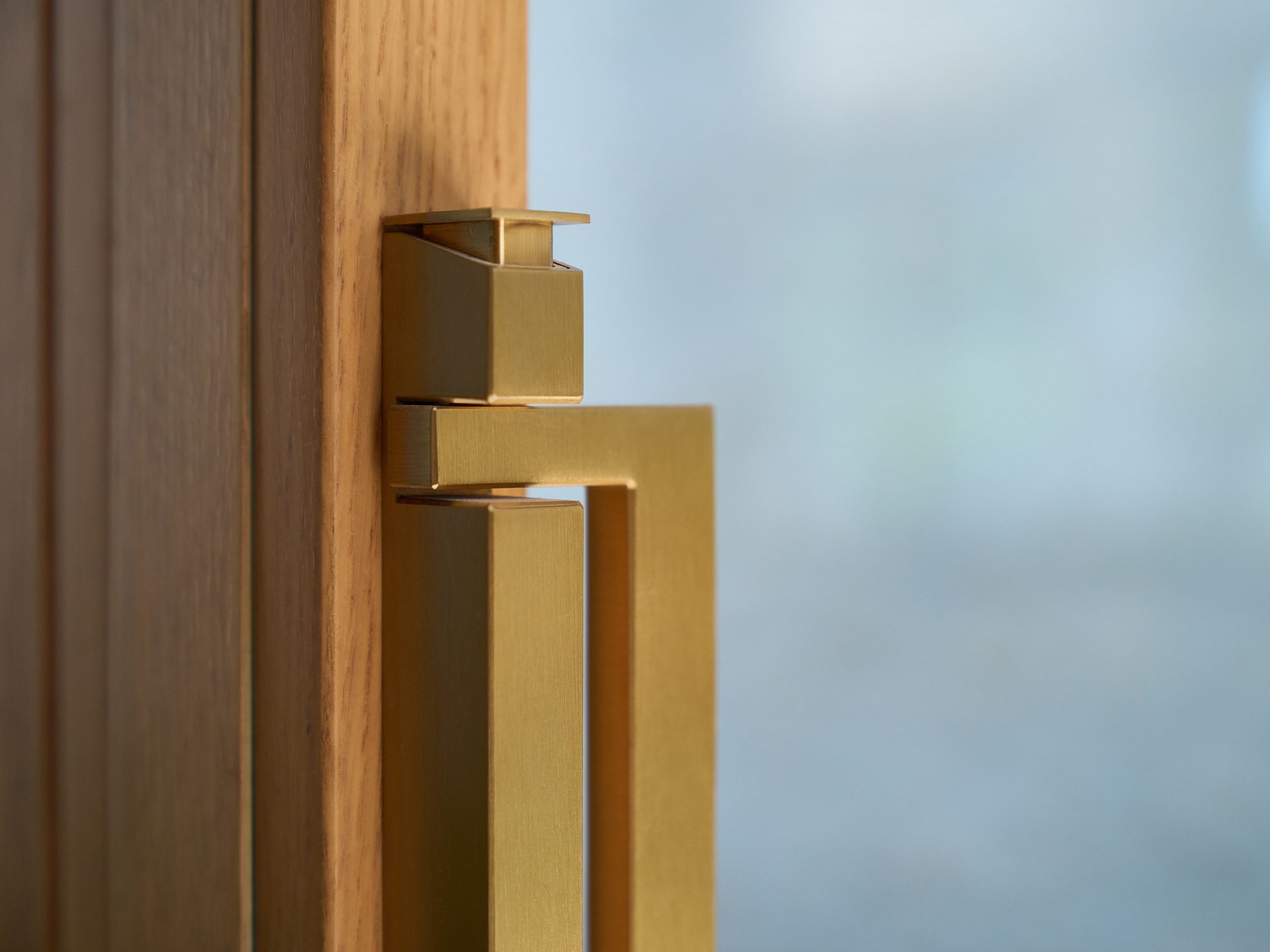 Dettaglio di un maniglione Skyline Handle con finitura ottone