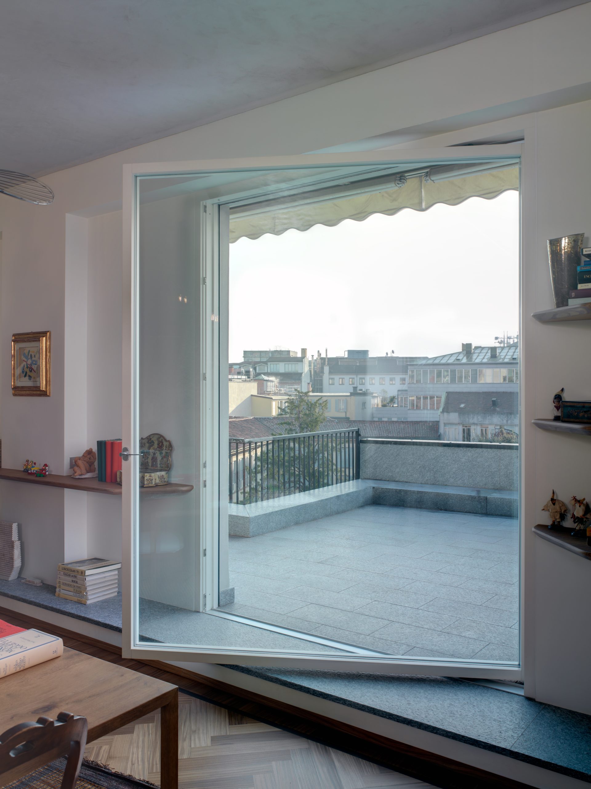 Porta finestra Skyline Pivot in abete laccato bianco