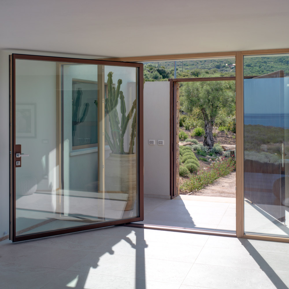 Vista interna di un bilico verticale in legno con rivestimento in alluminio effetto corten