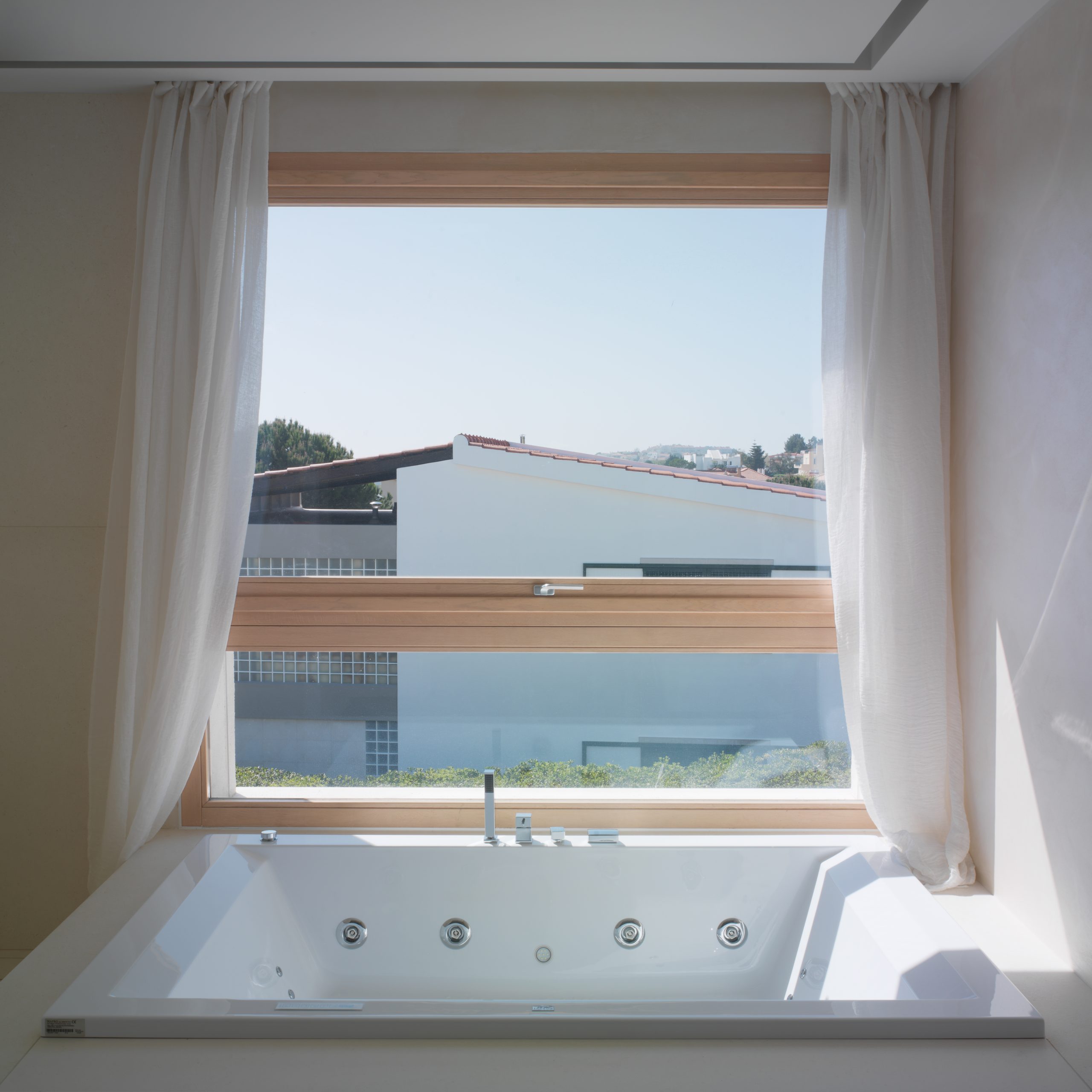 Skyline Pivot orizzontale in rovere effetto naturale con sottoluce fisso