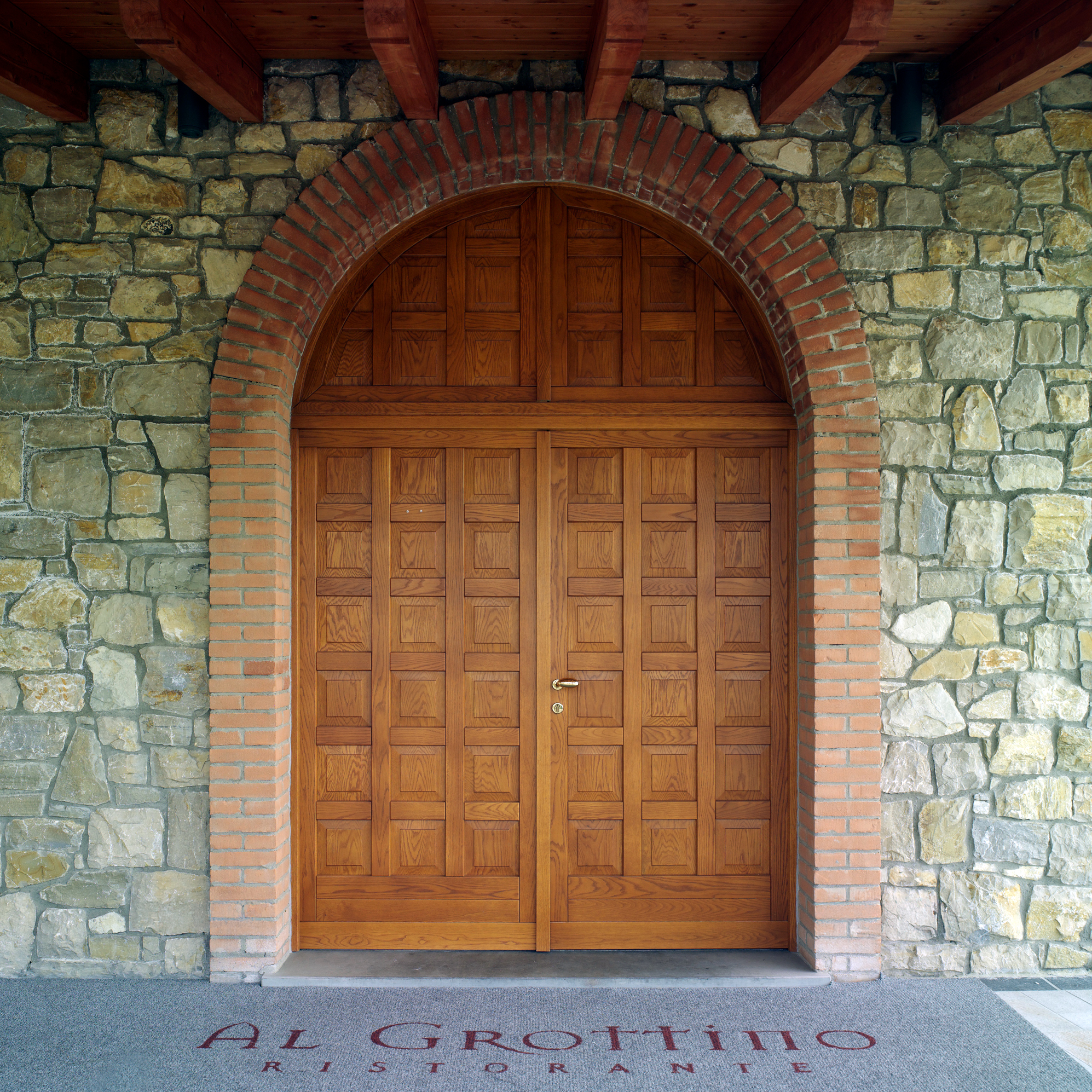 Portone ad arco in rovere bugnato