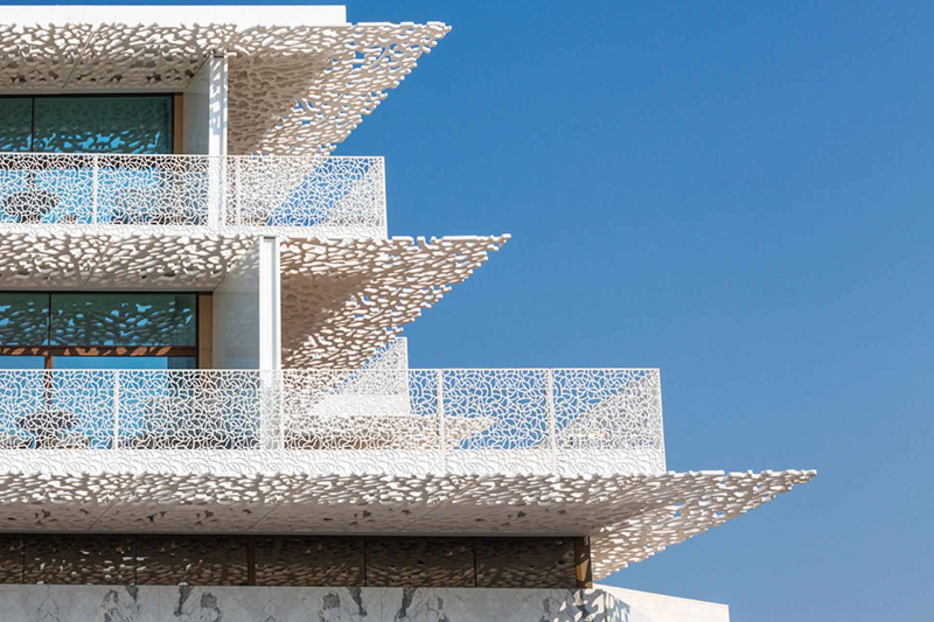 Vista frontale di dettaglio della facciata del Bvlgari Hotel & Resort