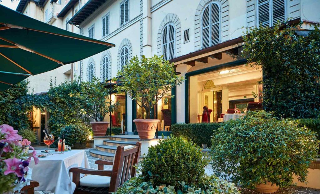 Vista della facciata dell'hotel con finestre e persiane ad arco