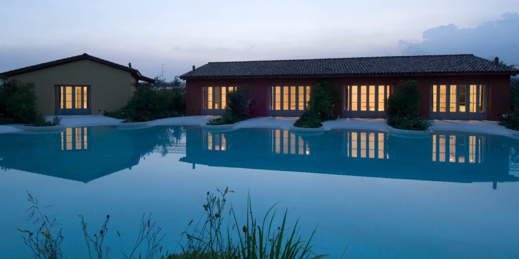 Vista serale del prospetto principale con porte finestre illuminate