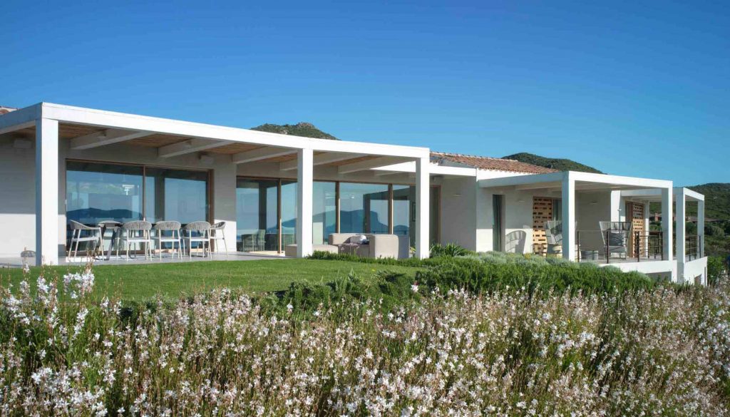 Immagine di copertina di Villa Costa Smeralda con vista del prospetto principale